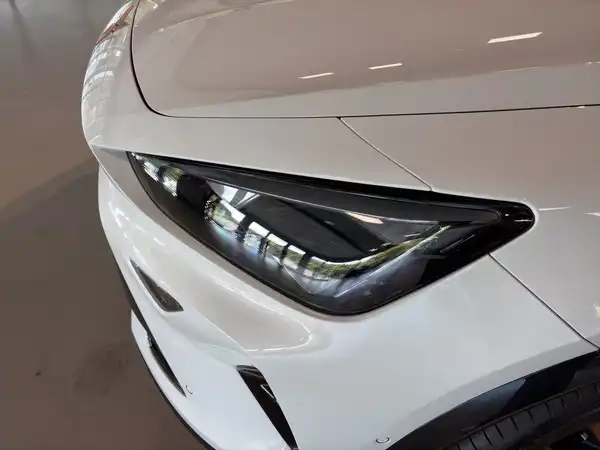 Nahaufnahme des vorderen linken Scheinwerfers eines weißen CUPRA FORMENTOR.