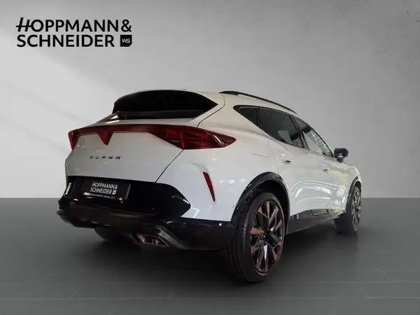 Das Bild zeigt einen weißen CUPRA FORMENTOR von hinten. Das Händlerlogo HOPPMANN & SCHNEIDER ist eingeblendet.