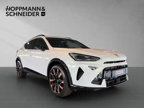Das Bild zeigt einen CUPRA FORMENTOR von der Seite in weiß, mit einem Händlerlogo von Hoppmann & Schneider im oberen Bereich.