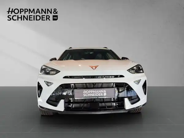 Das Bild zeigt einen weißen CUPRA FORMENTOR von vorne. Das Händlerlogo 'HOPPMANN & SCHNEIDER' ist im oberen Bereich des Bildes eingeblendet.