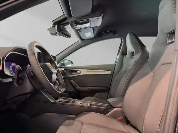 Das Bild zeigt den Innenraum eines Fahrzeugs von der Seite, mit einer schwarzen Innenausstattung.