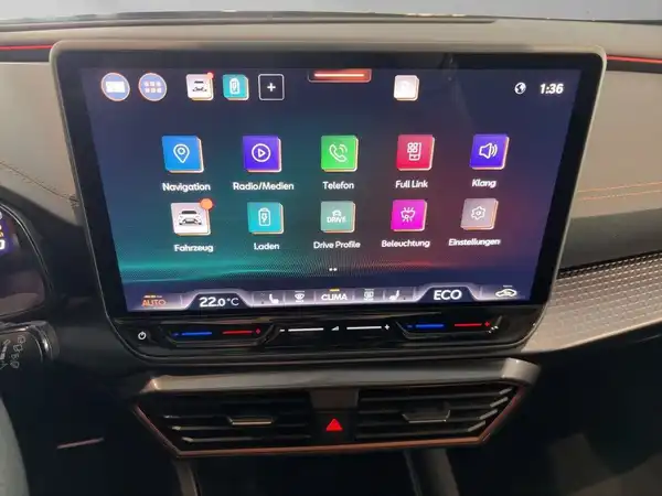 Das Bild zeigt das Innenraumdisplay eines CUPRA FORMENTOR mit verschiedenen Navigations- und Steuerungsoptionen. Das Interieur ist schwarz.