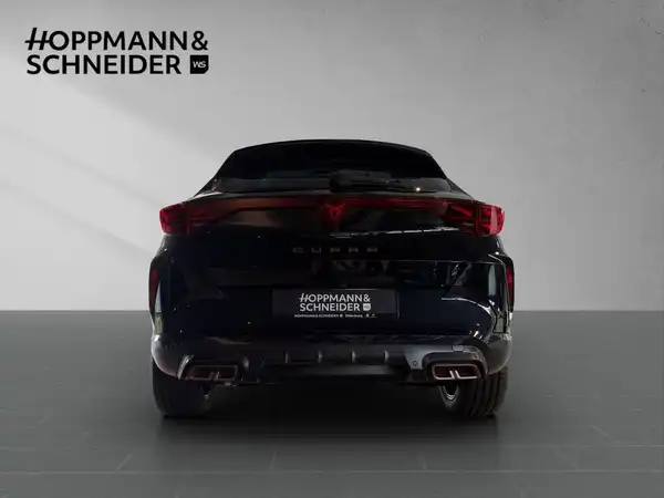 Das Bild zeigt einen CUPRA FORMENTOR von hinten. Das Fahrzeug ist schwarz und das Händlerlogo "HOPPMANN & SCHNEIDER" ist im Bild enthalten.
