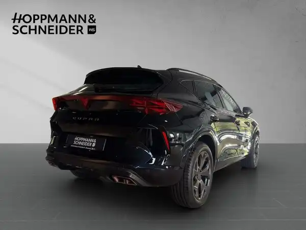 Das Bild zeigt einen CUPRA FORMENTOR aus der Rückansicht in schwarzer Farbe. Es enthält das Händlerlogo von HOPPMANN & SCHNEIDER sowie markante Texteinblendungen.