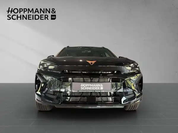 Das Bild zeigt einen CUPRA Formentor von vorne, in schwarzer Farbe, mit dem Händlerlogo HOPPMANN & SCHNEIDER im Hintergrund.