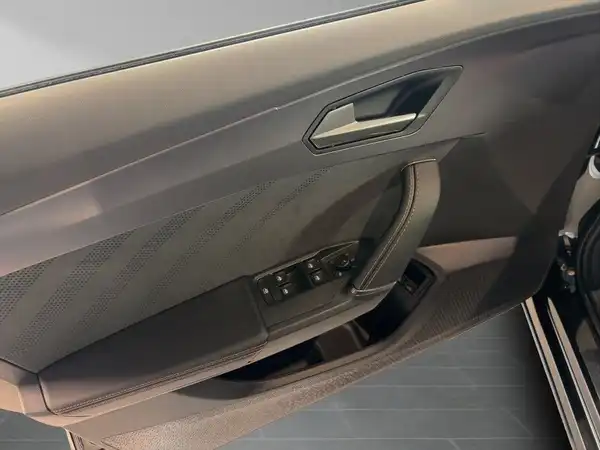 Das Bild zeigt die Innenseite der Fahrertür eines CUPRA FORMENTOR mit schwarzem Interieur.