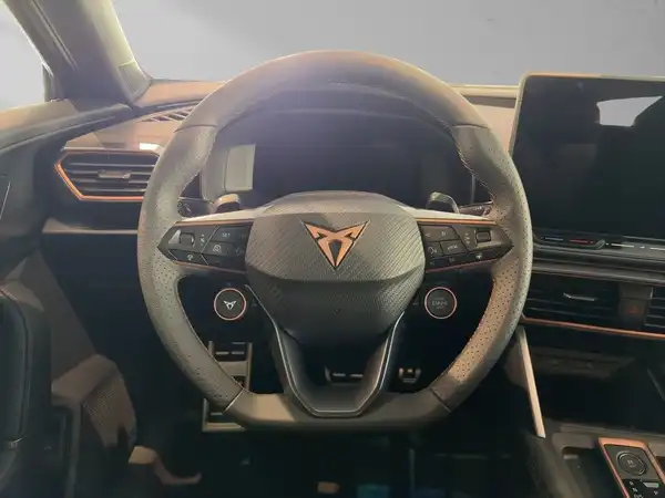 Das Bild zeigt das Innere eines CUPRA FORMENTOR, insbesondere das Lenkrad und das Armaturenbrett. Die Innenfarbe ist schwarz und es sind keine markanten Texteinblendungen oder Händlerlogos vorhanden.
