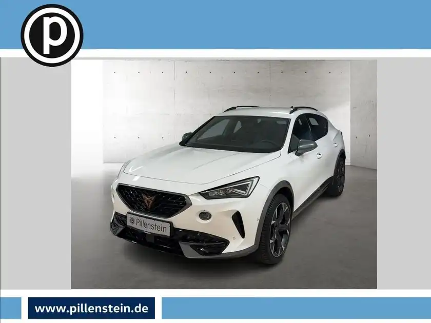 Das Bild zeigt einen CUPRA Formentor von vorne. Das Fahrzeug ist weiß und das Händlerlogo ist sichtbar. Es gibt auch markante Texteinblendungen auf dem Bild.