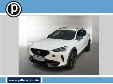 Das Bild zeigt einen CUPRA Formentor von vorne. Das Fahrzeug ist weiß und das Händlerlogo ist sichtbar. Es gibt auch markante Texteinblendungen auf dem Bild.