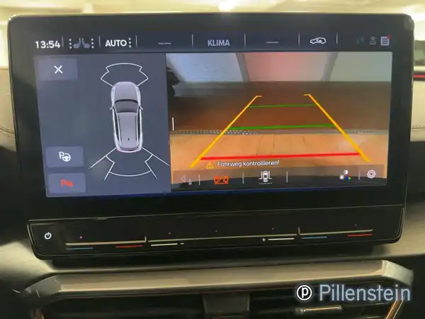 Innenaufnahme des Fahrzeugs, die das Navigationsgerät mit Rückfahrkamera zeigt.