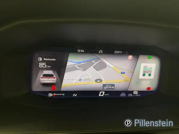 Das Bild zeigt die Innenansicht des Fahrzeugs, speziell das Navigationsdisplay mit einer Karte und weiteren Informationen. Es enthält das Händlerlogo.