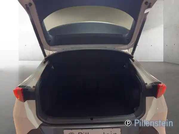Das Bild zeigt den Kofferraum eines weißen CUPRA FORMENTOR von hinten. Das Händlerlogo ist sichtbar.