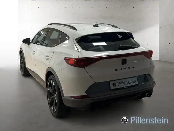 Das Bild zeigt einen CUPRA FORMENTOR aus der Rückansicht, in weißer Farbe, mit Händlerlogo.