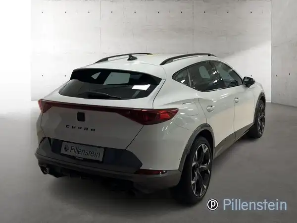 Bild des CUPRA FORMENTOR aus der Rückansicht, in weißer Farbe mit einem eingeblendeten Händlerlogo.