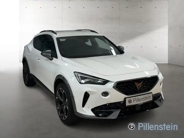 Das Bild zeigt einen weißen CUPRA Formentor aus der Frontalansicht. Das Händlerlogo "Pillenstein" ist eingeblendet.