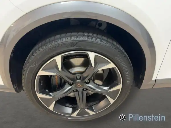 Das Bild zeigt die Seite eines CUPRA FORMENTOR, speziell das Rad mit Felge. Das Fahrzeug ist in weißer Farbe und das Händlerlogo "Pillenstein" ist eingeblendet.
