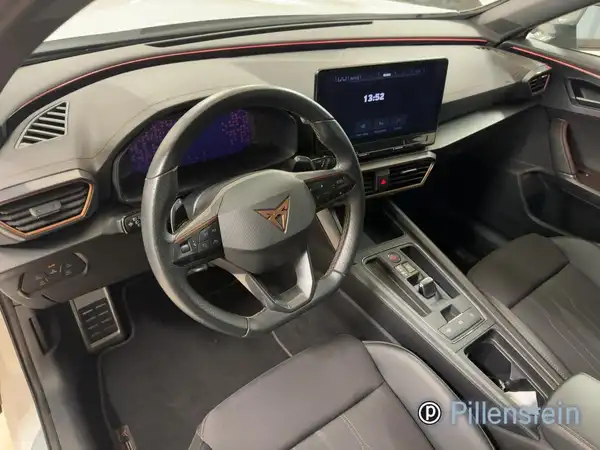 Das Bild zeigt das Innere eines CUPRA FORMENTOR mit einem schwarzen Interieur. Es enthält das Händlerlogo und markante Texteinblendungen.