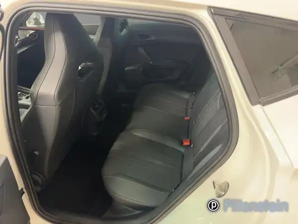 Das Bild zeigt die Rückbank eines CUPRA Formentor mit schwarzem Interieur.