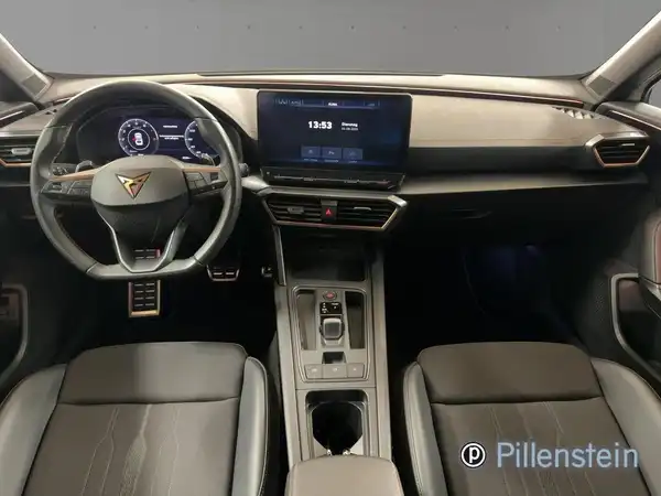 Innenaufnahme des CUPRA FORMENTOR mit schwarzem Interieur, Händlerlogo ist sichtbar.