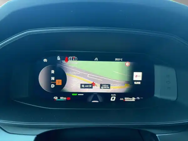 Das Bild zeigt das Innenleben eines CUPRA FORMENTOR mit einem Bildschirm, der eine Navigationskarte anzeigt.