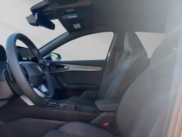 Innenaufnahme des CUPRA FORMENTOR mit schwarzen Sitzen und Lenkrad.