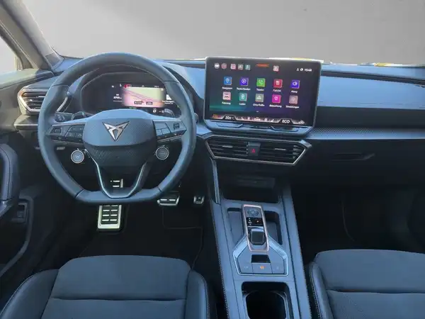 Innenaufnahme des CUPRA FORMENTOR mit schwarzem Interieur.