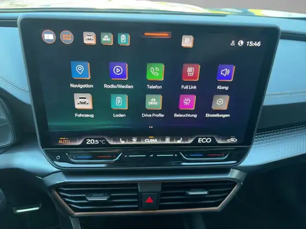 Das Bild zeigt das Innenraum eines CUPRA FORMENTOR mit einem modernen, schwarzen Interieur und einem zentralen Touchscreen, der verschiedene Funktionen anzeigt.