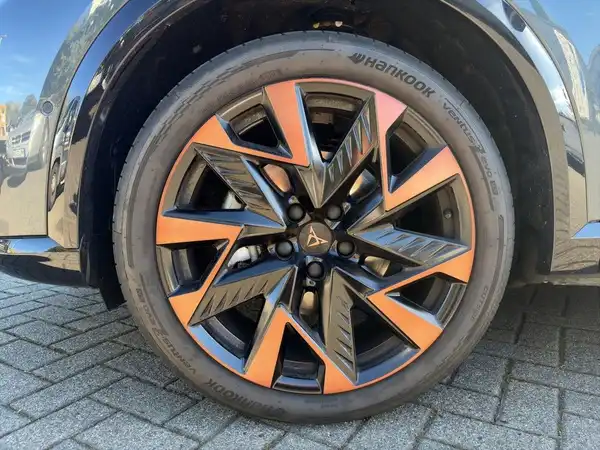 Das Bild zeigt die Felge eines CUPRA FORMENTOR in der Farbe Schwarz mit orangefarbenen Akzenten.