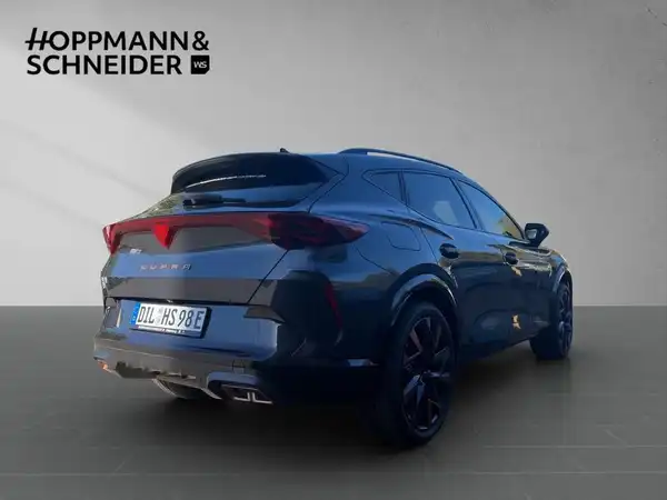 Das Bild zeigt einen schwarzen CUPRA FORMENTOR aus der Rückansicht. Das Händlerlogo "HOPPMANN & SCHNEIDER" ist im oberen Bereich des Bildes eingeblendet.