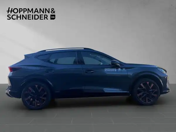 Das Bild zeigt einen CUPRA FORMENTOR von der Seite. Das Fahrzeug ist in Blau gehalten und im Hintergrund ist das Händlerlogo HOPPMANN & SCHNEIDER eingeblendet.
