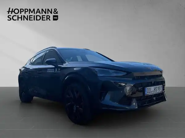 Das Bild zeigt einen CUPRA FORMENTOR von der Seite in blauer Farbe, mit dem Händlerlogo HOPPMANN & SCHNEIDER im Hintergrund.