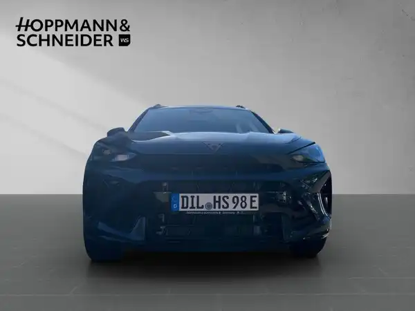 Das Bild zeigt einen CUPRA FORMENTOR aus der Frontansicht in blauer Farbe, mit dem Händlerlogo im oberen Bereich.