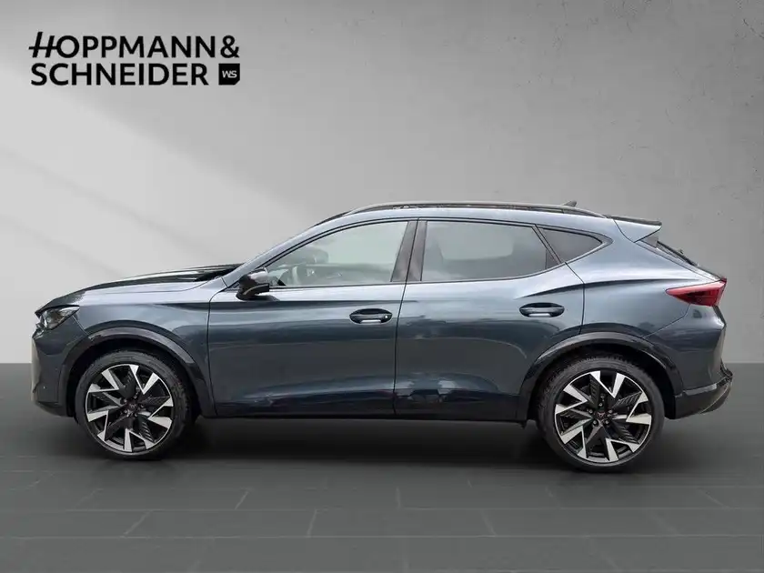 Das Bild zeigt einen CUPRA FORMENTOR von der Seitenansicht in grau, mit dem Händlerlogo 'HOPPMANN & SCHNEIDER' im oberen Bereich.