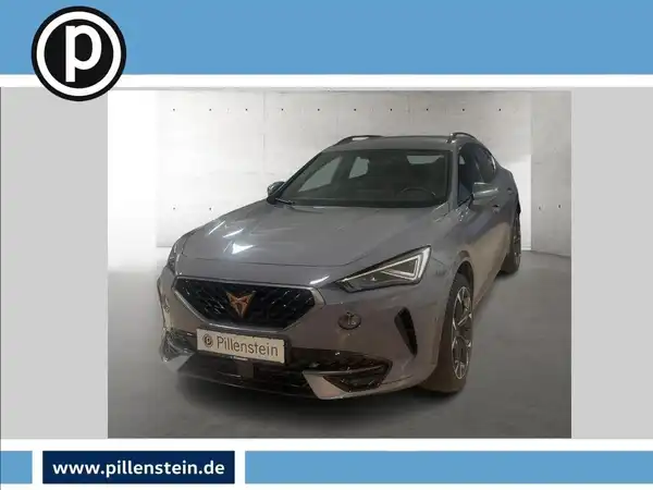 Ein grauer CUPRA FORMENTOR, aufgenommen von vorne. Das Bild enthält das Händlerlogo und markante Texteinblendungen.