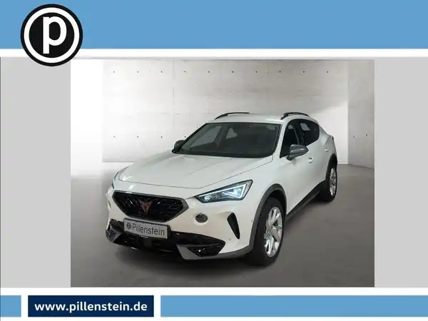 Das Bild zeigt einen CUPRA Formentor in weißer Farbe, aufgenommen von vorne. Es enthält das Händlerlogo in der oberen linken Ecke und markante Texteinblendungen.