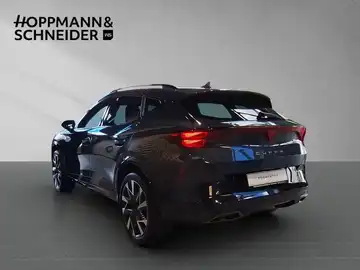 Das Bild zeigt einen CUPRA FORMENTOR aus der Rückansicht in schwarzer Farbe. Im Bild ist das Händlerlogo von Hoppmann & Schneider sichtbar.