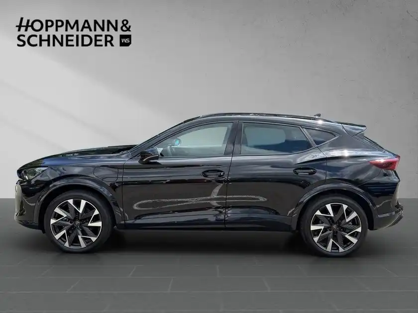 Seitenansicht eines schwarzen CUPRA FORMENTOR, mit Händlerlogo im oberen Bereich des Bildes.