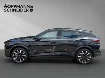 Seitenansicht eines schwarzen CUPRA FORMENTOR, mit Händlerlogo im oberen Bereich des Bildes.