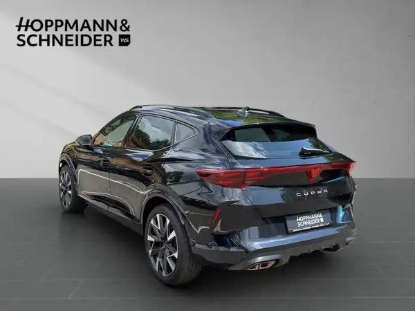 Das Bild zeigt einen schwarzen CUPRA FORMENTOR von hinten. Es enthält das Händlerlogo HOPPMANN & SCHNEIDER und ist ein Fahrzeugbild.