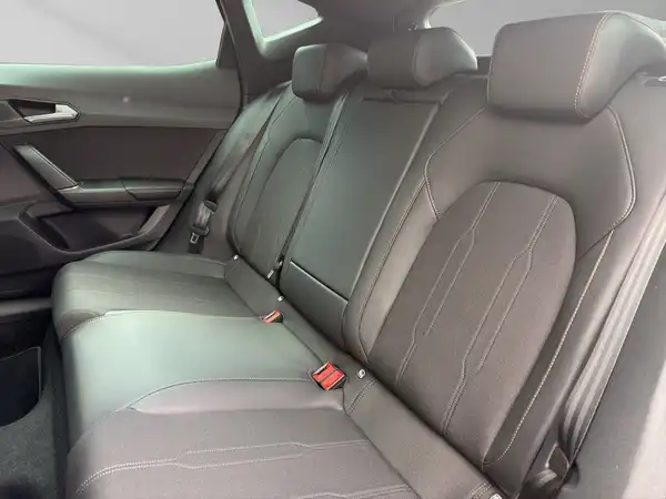 Innenaufnahme des Fahrzeugs, zeigt die Rücksitze in schwarzem Leder.