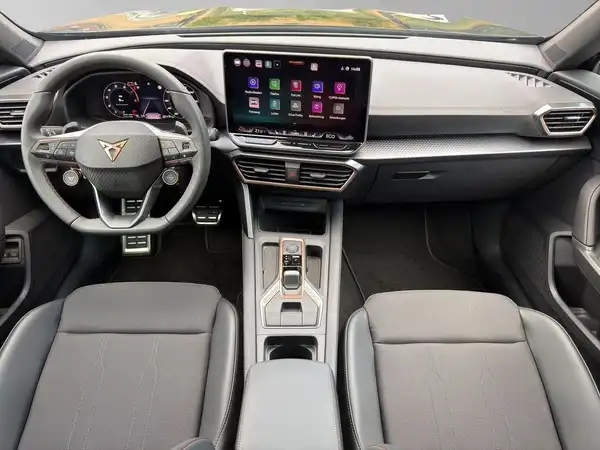 Innenaufnahme des CUPRA FORMENTOR, mit schwarzem Interieur.