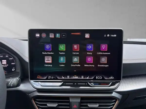 Innenaufnahme des CUPRA FORMENTOR mit schwarzem Interieur und sichtbarem Display, das verschiedene Funktionen zeigt.