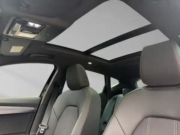 Das Bild zeigt die Innenaufnahme eines CUPRA FORMENTOR mit schwarzem Interieur und einem großen Panorama-Glasdach.