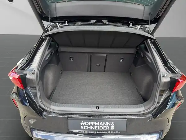 Das Bild zeigt den Kofferraum eines schwarzen CUPRA FORMENTOR aus der hinteren Perspektive. Das Händlerschild 'HOPPMANN & SCHNEIDER' ist sichtbar.