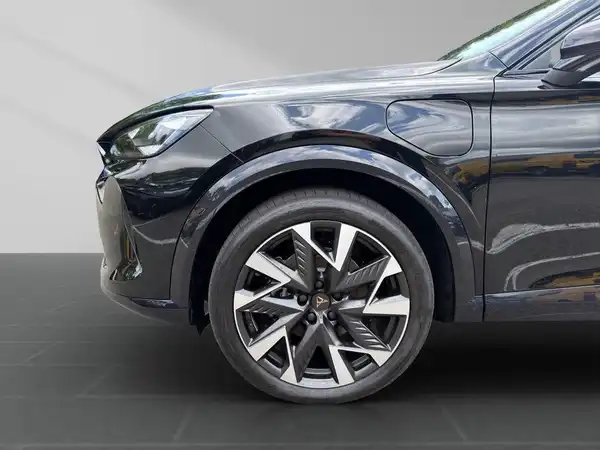 Das Bild zeigt die Seite eines schwarzen CUPRA FORMENTOR mit einem modernen Raddesign.