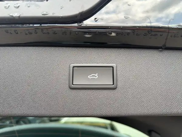 Eine Innenaufnahme des Fahrzeugs, die einen Knopf zeigt.
