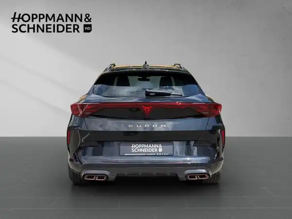 Das Bild zeigt einen CUPRA FORMENTOR von hinten in schwarzer Farbe. Ein Händlerlogo ist sichtbar.