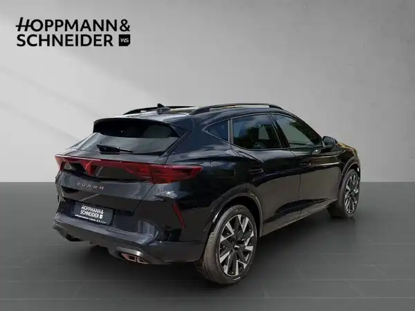 Das Bild zeigt einen CUPRA FORMENTOR aus der Rückansicht, in schwarzer Farbe, mit dem Händlerlogo von Hoppmann & Schneider im oberen Bereich.