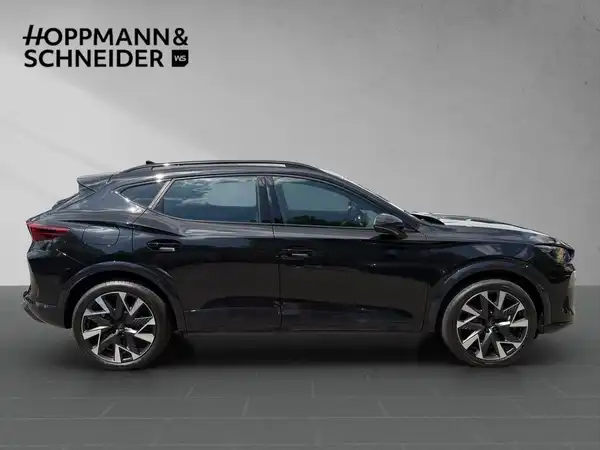 Bild eines schwarzen CUPRA FORMENTOR, seitliche Ansicht, mit Händlerlogo HOPPMANN & SCHNEIDER.
