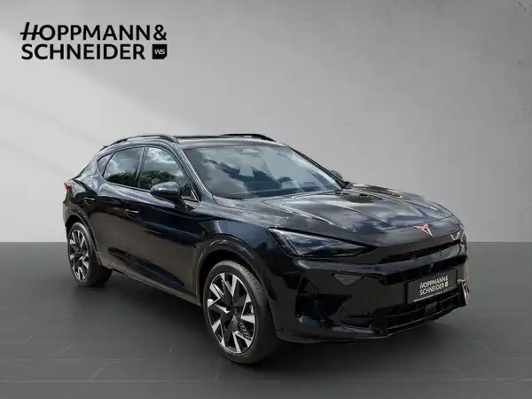 Das Bild zeigt einen CUPRA FORMENTOR von der Seite in schwarzer Farbe. Auf dem Bild ist das Händlerlogo "HOPPMANN & SCHNEIDER" sichtbar.